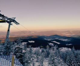 Zimowa odyseja w górach: Wyciąg krzesełkowy jako brama do krainy śnieżnej magii